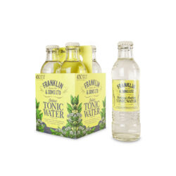 Franklin and Sons Tonic Water Flasche mit Franklin and Sons Verpackung im Hintergrund.